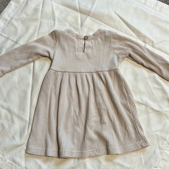 2 Dresses - Picture 6 of 7